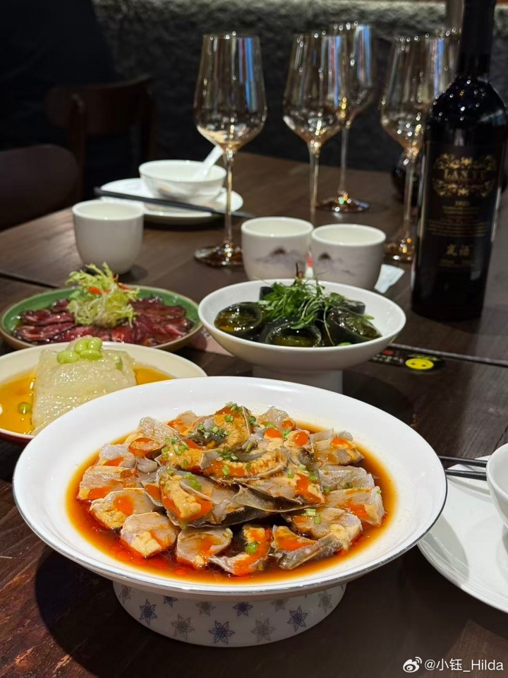 小钰分手风波后首次更新日常照片：魅力拉满，出门聚餐~